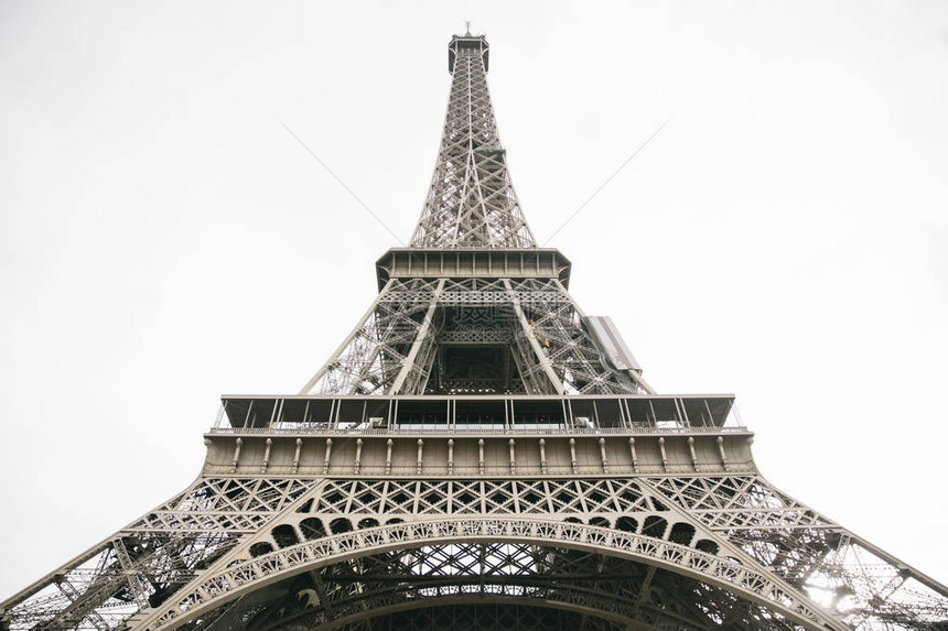 在法国巴黎的埃菲尔铁塔查看图片