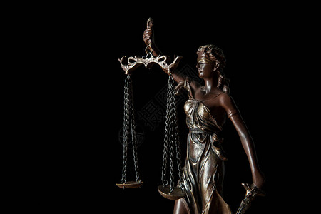 近身青铜雕像与正义的尺度背景图片