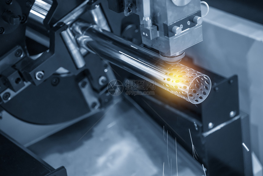 CNC激光切割机切断了无锈管或的洞口高科技制造过程图片