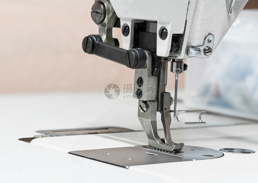 纺织工业缝纫机的特写图片