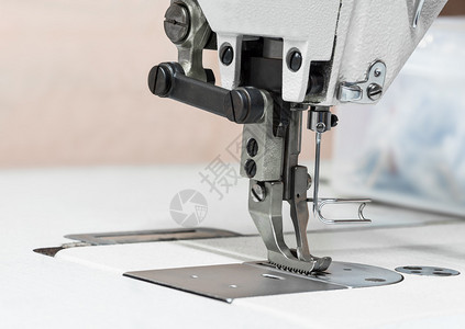 纺织工业缝纫机的特写图片