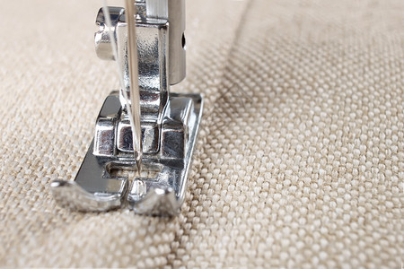 缝纫机在织物上缝合缝纫过程图片