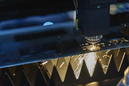 CNC激光切割机用花光切割金属板的特写镜头现代图片