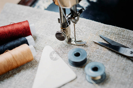 旧手缝纫机和衣物的一部分图片