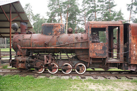 铁轨上古董生锈破碎的背景图片