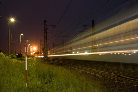 有轨道的火车站在晚上图片