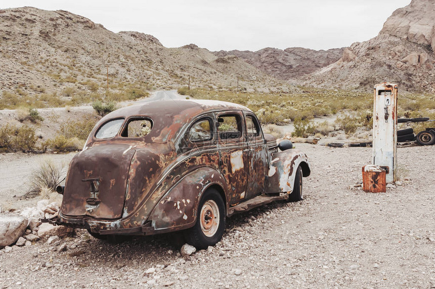 在沙漠中旧燃料泵附近废弃的老旧图片