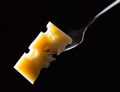 在叉子上的奶酪图片