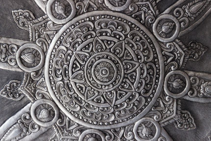在斯里苏潘寺庙展示的银器上图片