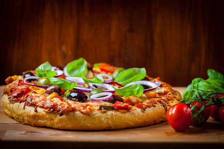 传统自制披萨配西红柿图片