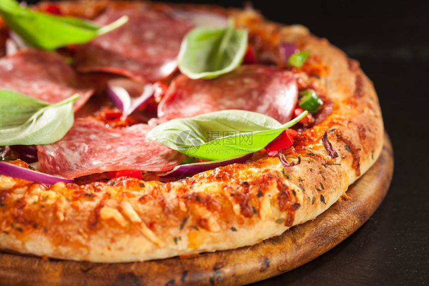 传统罗勒意大利腊肠披萨图片
