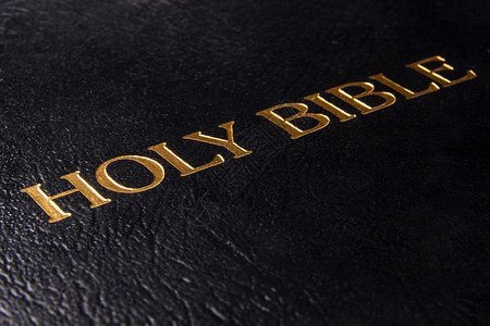 用字母写的黑色皮革圣经封面背景图片