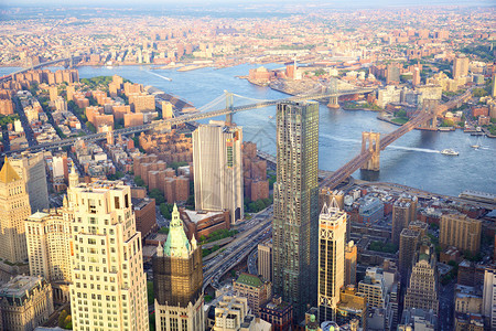 纽约市天际线与三座桥的鸟瞰图图片