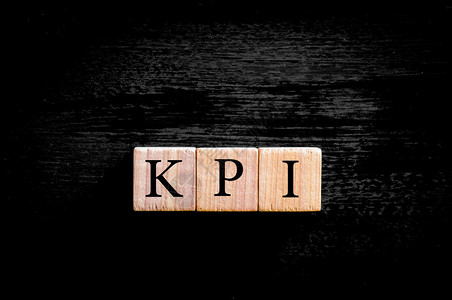 首字母缩略词KPI关键绩效指标带有字母的木制小立方体图片
