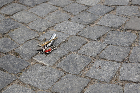 丢失的一组钥匙躺在地上背景图片