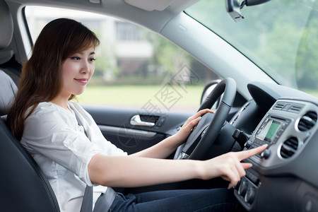亚裔女驾驶员在汽车图片