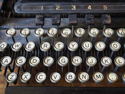 旧打字机上的钥匙特写图片