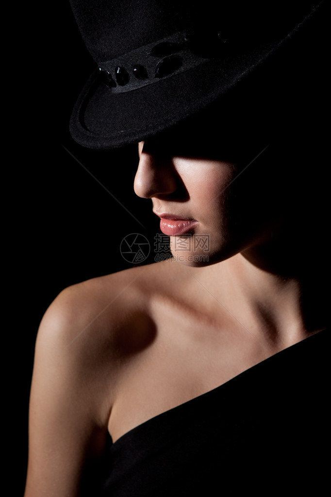 黑帽美女低调画像图片
