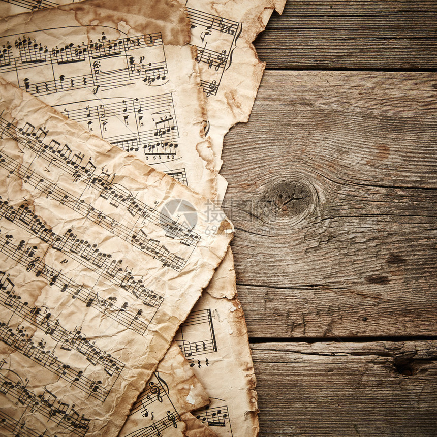 木制背景上的老式音乐表图片