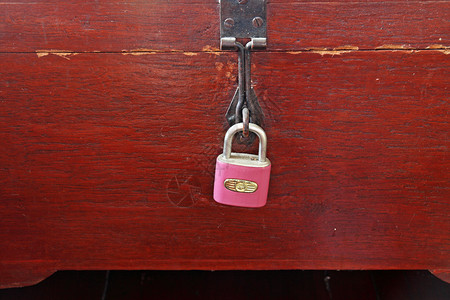 木箱上的古董钥匙锁图片