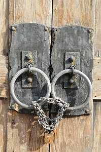 锁在铁制的旧木制门上图片