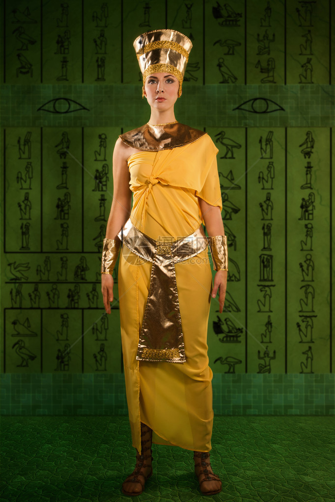 美丽的埃及女肖像被划入图片