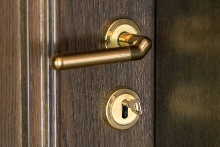 门锁上钥匙棕色木制门关上新房子概念不图片