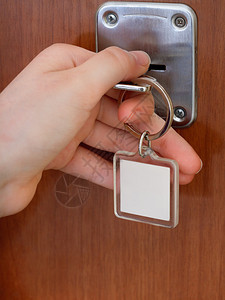 用空白钥匙扣关闭房门背景图片