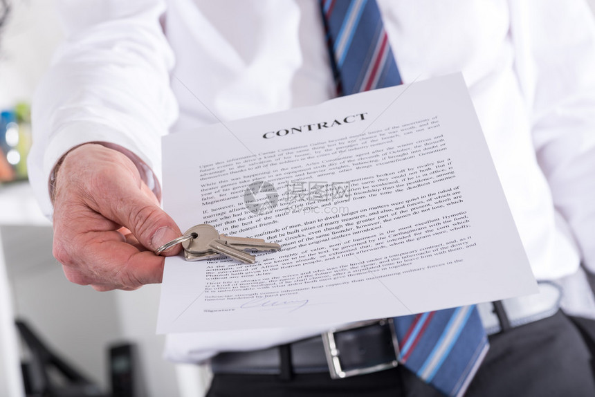 房地产代理商根据合同提供房屋钥匙使用的随机英文图片