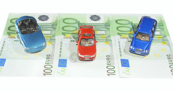 一百欧元纸币上的三辆玩具车图片