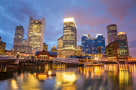 波士顿港和金融区位于马萨诸塞州波士顿Twiright和茶背景图片