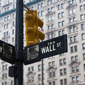 华尔街美国纽约市的路牌图片