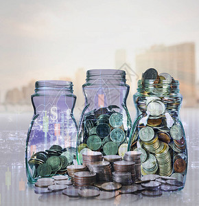 城市景观和金融图表背景模糊商业交易和投资概念下玻璃罐中硬图片
