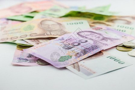 许多面额的泰国货币纸和硬币背景图片