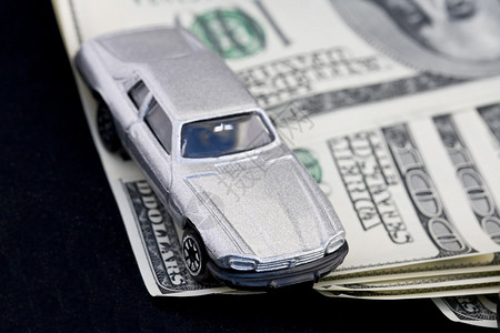 银玩具车一百多块钱的钞票背景图片