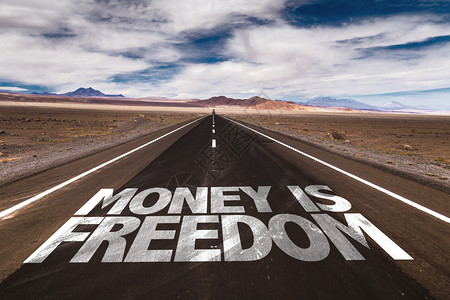 金钱是写在沙漠路上的自由图片