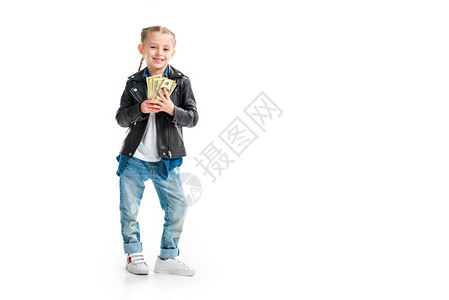 穿着皮夹克的快乐小孩拿着白纸钞背景图片
