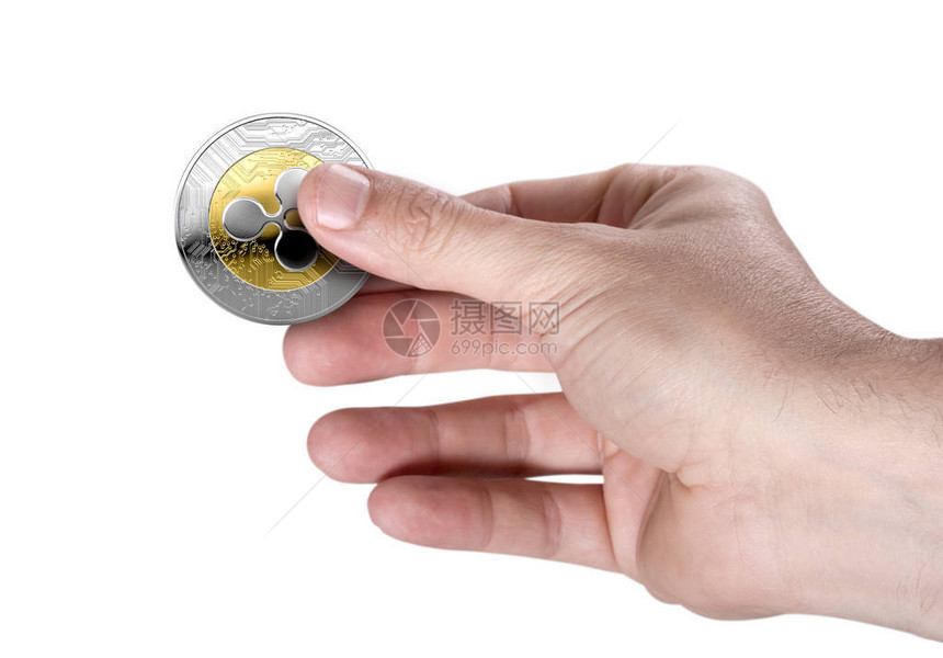 一只男手握着金银硬币形式在黑暗的演播室背景上以图片