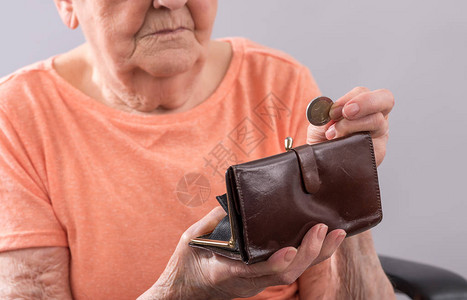 老年妇女从钱包图片