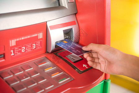 用信卡将手插入银行机器男子使用带信用卡的自图片