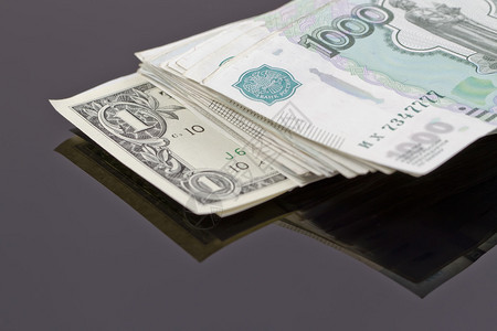 一堆俄罗斯卢布和一美元背景图片