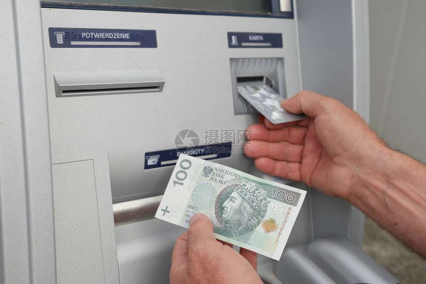 一个在波兰用银行机器使用StoZzlo图片