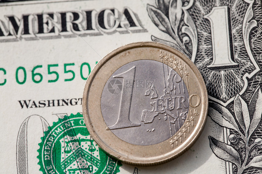 欧元硬币和在美元背景下的图片