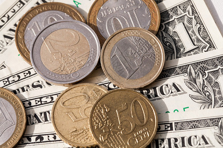欧元硬币和在美元背景下的图片