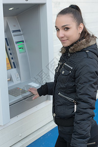 在街上站在自动取款机外面的ATM站着的年轻黑图片