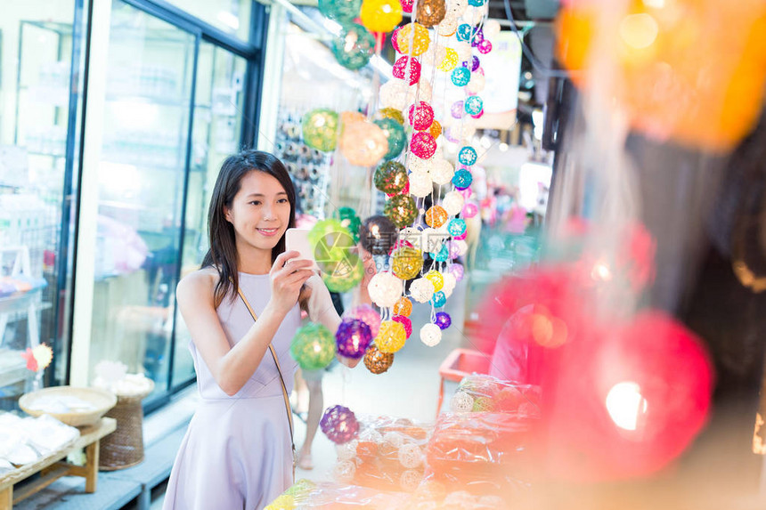 亚洲妇女到街头购图片