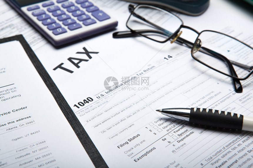 办公室和填写报税单图片