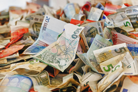 不同的钞票和扭曲的随机重叠不同的颜图片