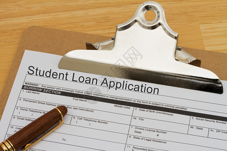学生贷款申请表在剪贴板上用钢笔背景图片