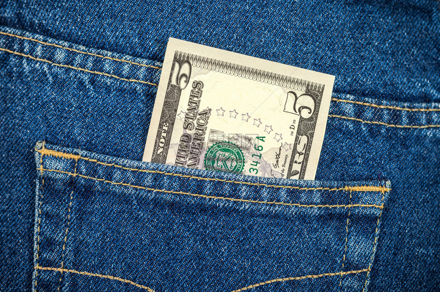 后牛仔裤口袋里的五美元钞票图片